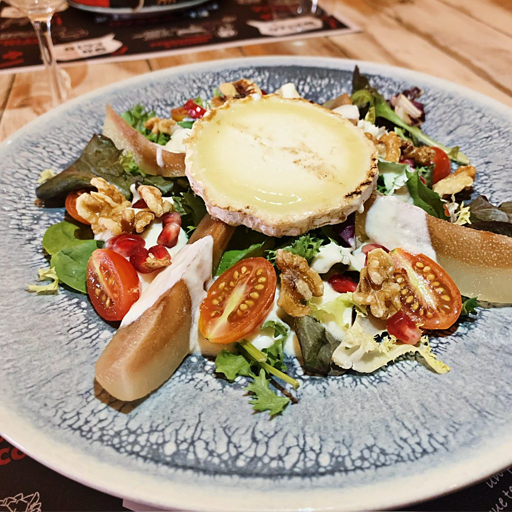 Ensalada de rulo de cabra